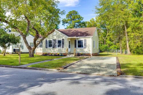 3 Mi to Camp Lejeune Home with Fire Pit and Grill!