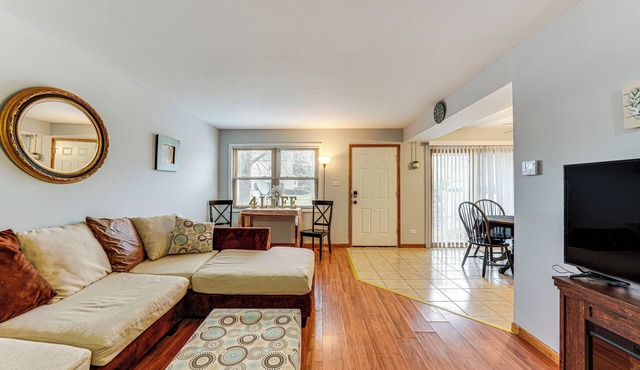 3 Mi to Credit Union 1 Amphitheatre: Suburban Stay
