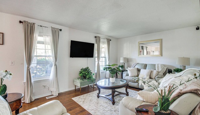 3 Mi to Diamond Ballroom: Home w/Fenced Yard!
