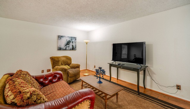 3 Mi to Downtown Dallas: Condo w/Pool Access!