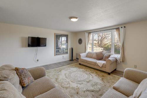 3 Mi to Downtown Mountain-View Riverton Retreat!