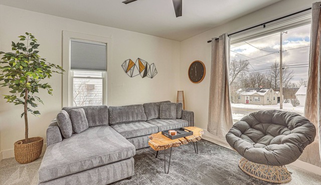 3 Mi to Downtown Youngstown: Updated Apartment