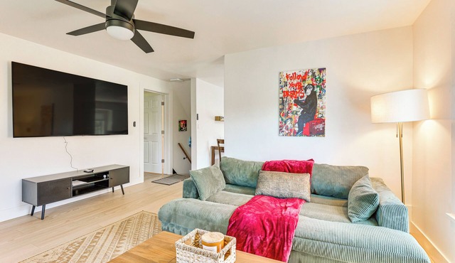 3 Mi to Downtown Youngstown: Apt w/Deck!