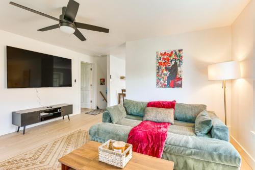 3 Mi to Downtown Youngstown Apt with Deck!