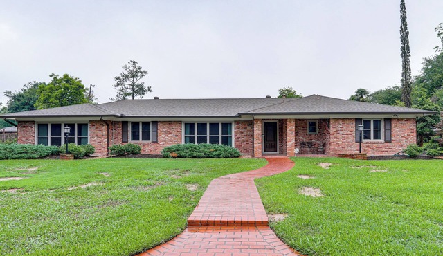 3 Mi to Dtwn Alexandria: Family Home w/Hot Tub!