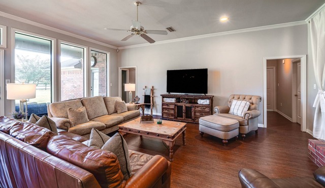 ~ 3 Mi to Dtwn: Aubrey Vacation Rental w/Patio!