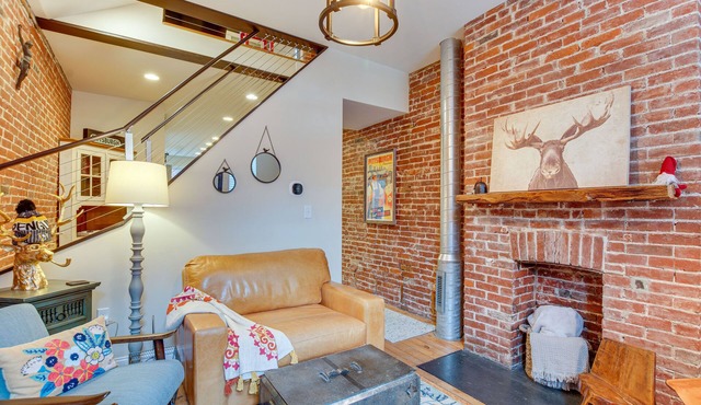 3 Mi to Dtwn: Charming Row House in Pittsburgh