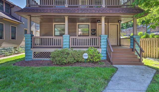 < 3 Mi to Dtwn: Cleveland Apt w/Deck & Wet Bar