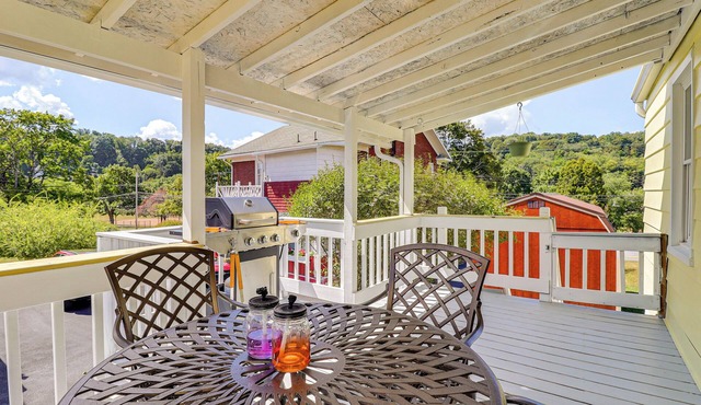 3 Mi to Dtwn & Flood Museum: 'Cozy Q Cottage'