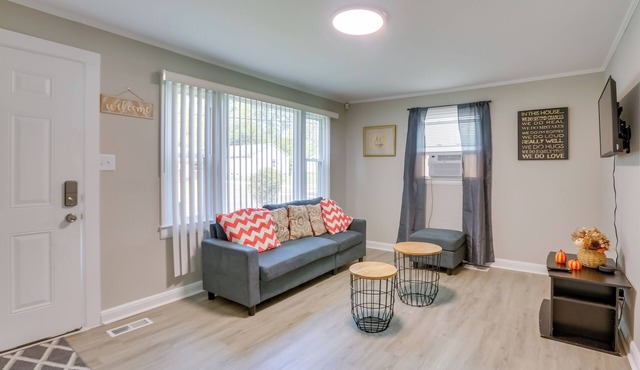 3 Mi to Dtwn Greensboro! Cozy Cottage w/Deck