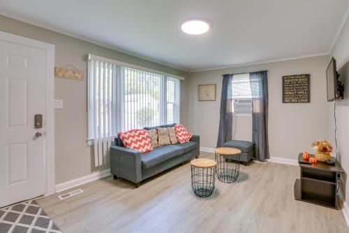 3 Mi to Dtwn Greensboro! Cozy Cottage w/Deck