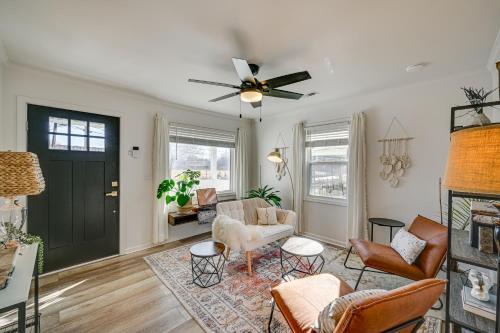 < 3 Mi to Dtwn: Modern Cottage in Greenville!