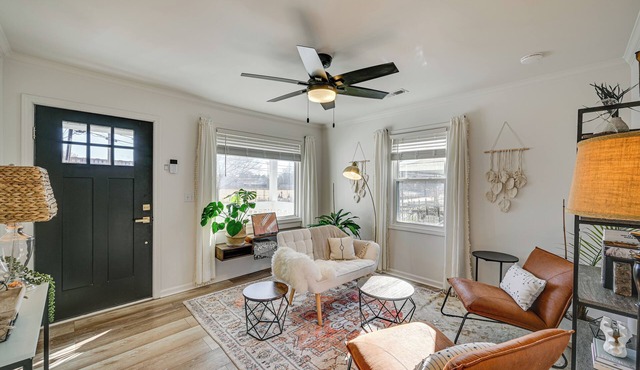 < 3 Mi to Dtwn: Modern Cottage in Greenville!