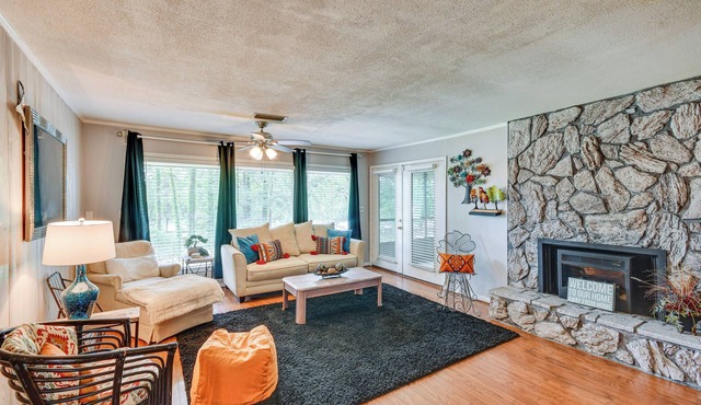 3 Mi to Dtwn Montgomery: Quiet Family Getaway!