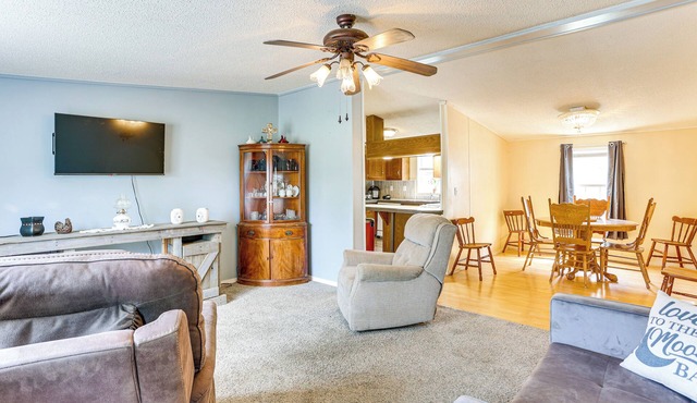 3 Mi to Dtwn: Pet-Friendly Farm Retreat in Paris!