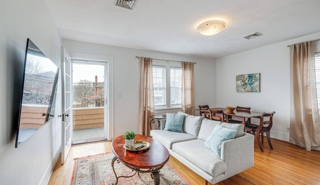 < 3 Mi to Dtwn Roanoke: Inviting Unit w/Balcony