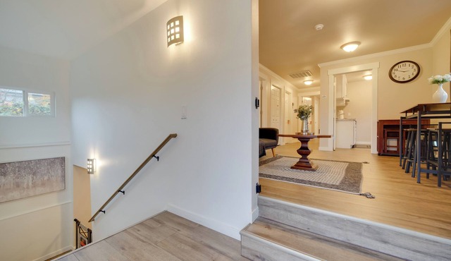 3 Mi to Dtwn Seattle: Large Home w/Private Deck!