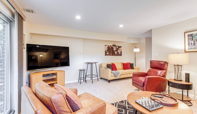 3 Mi to Dtwn Silver Spring: Convenient Apartment