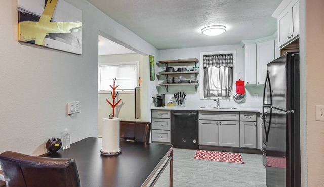 3 Mi to Dtwn Tacoma: Pet-Friendly Home