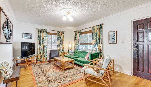 3 Mi to Dtwn: Tampa Cottage w/Fire Pit!