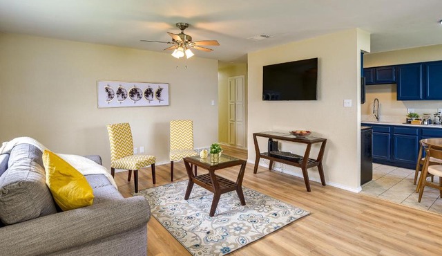 3 Mi to Dtwn Waxahachie Townhome with Fire Pit