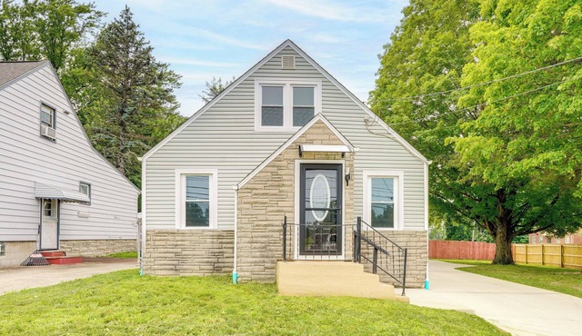 3 Mi to Dtwn Youngstown & YSU: Family Home w/Yard