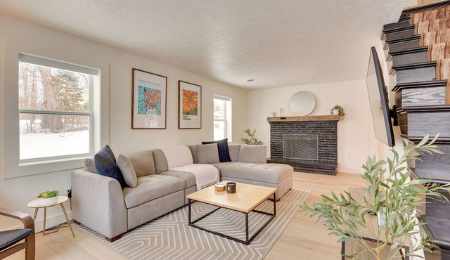 3 Mi to Dtwn & YSU: Updated Youngstown Home
