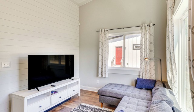 3 Mi to Duke: Downtown Durham Cottage!