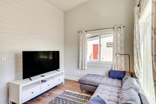 3 Mi to Duke: Downtown Durham Cottage!