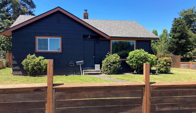 3 Mi to Emerald Downs: Pet-Friendly Home