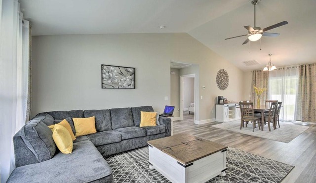 3 Mi to Golf: Loris Home w/Big Private Yard!
