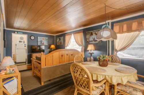 < 3 Mi to Golf & Swim: Cozy Oasis in Lake Worth!
