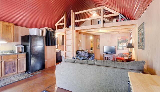 3 Mi to Greers Ferry Lake: Peaceful Cabin w/Deck!
