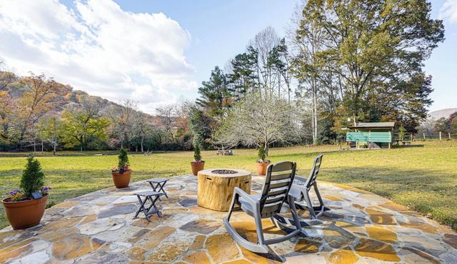 3 Mi to Hiawassee: 'Berry Cute Country Cottage'