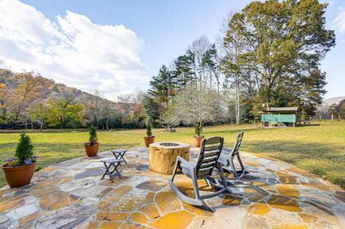 3 Mi to Hiawassee Berry Cute Country Cottage