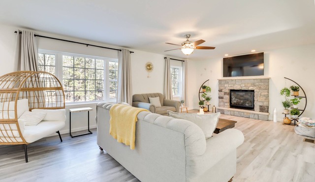 3 Mi to Kalahari: Pocono Summit Home w/Pool Table