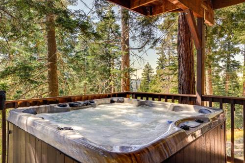 3 Mi to Lake Arrowhead Village Dog-Friendly Cabin