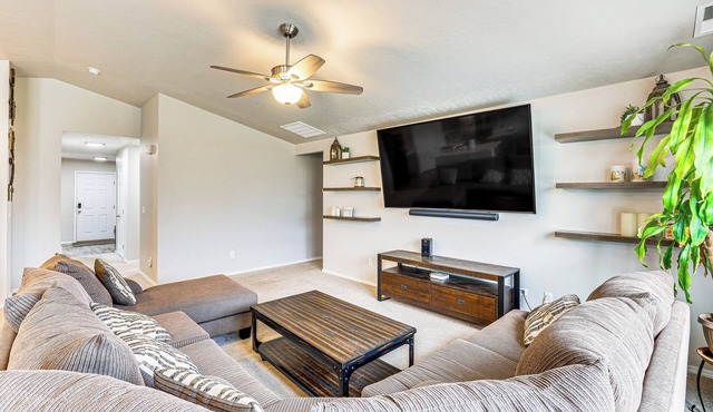 3 Mi to Lake Lowell: Caldwell Home w/Yard & Grill