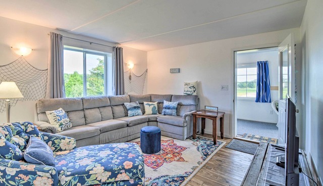 3 Mi to Lake Michigan: ‘The Country Cottage’