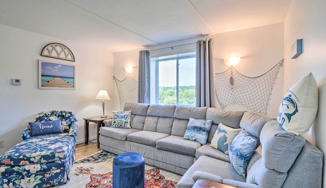 3 Mi to Lake Michigan: The Country Cottage