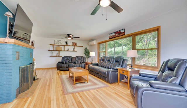 3 Mi to Lake Onalaska: Quaint Home w/Prairie View