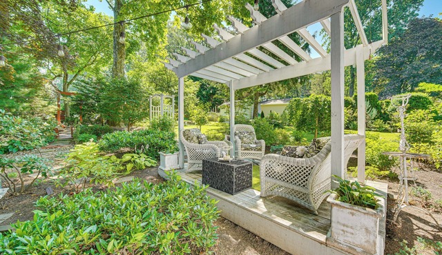 3 Mi to Lake Redman: Home w/Furnished Pergola!