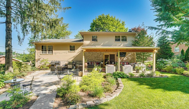 3 Mi to Lake Redman: Home w/Furnished Pergola!