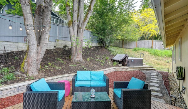 3 Mi to Lake Sammamish! Pet-Friendly Home w/Deck