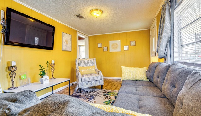 3 Mi to Lake Saracen: Pine Bluff Home w/Grill!