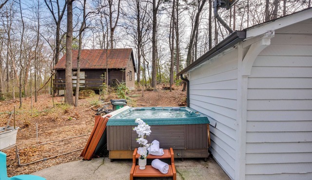 3 Mi to Marietta Square: Hot Tub Haven w/2 Patios