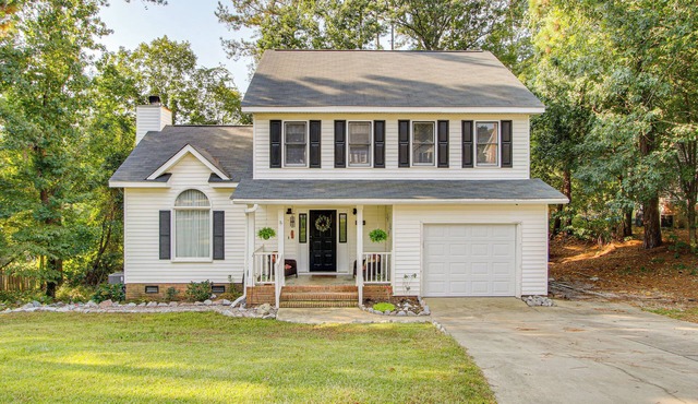 3 Mi to Marina: Quiet Getaway w/Deck in Lexington