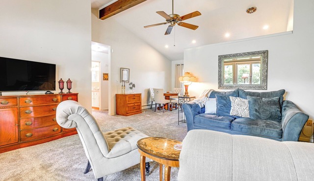 3 Mi to Michigan State: Apt w/Patio in Lansing!