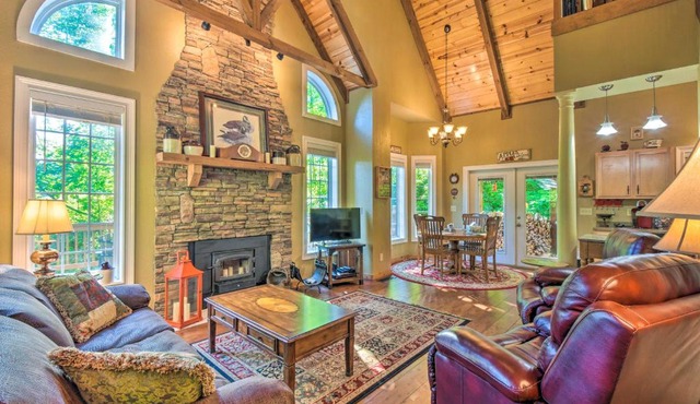 3 Mi to Museums: Smoky Mountains Cabin w/Deck