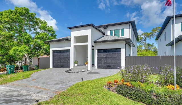3 Mi to Naples Beach: Chic Group Getaway w/ Pools!